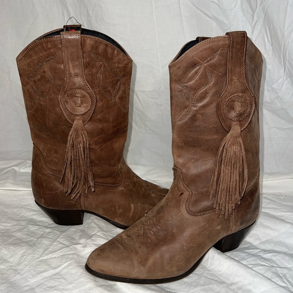 Women’s Laredo boots w/ fringe tassel